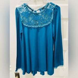Teal Lace Detail Top, size small, excellent condition